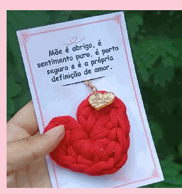 Coração com cartão em crochê feito à mão