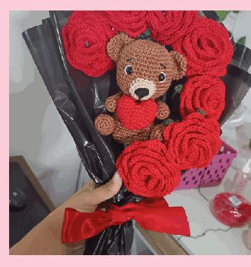 Buquê de rosas com urso em crochê feito à mão