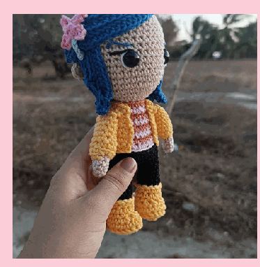 Boneca 17cm em crochê feito à mão