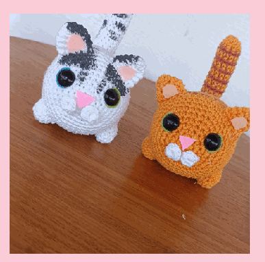Gatinho roliço em crochê feito à mão